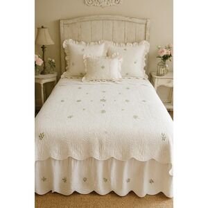 Vintage Handmade Quilt ‎ Floral silk ribbon Scalloped Edges #3